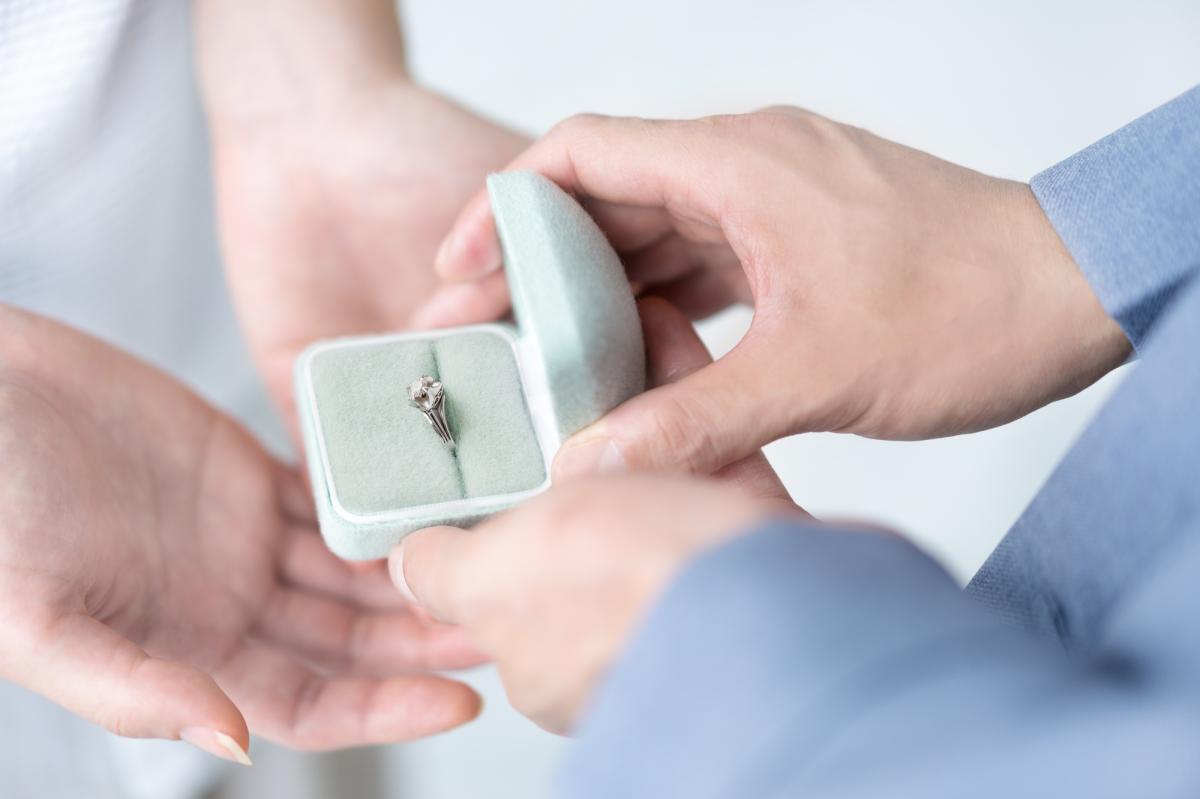 婚約指輪のローン払いはあり？後悔しないための種類と注意点を解説
